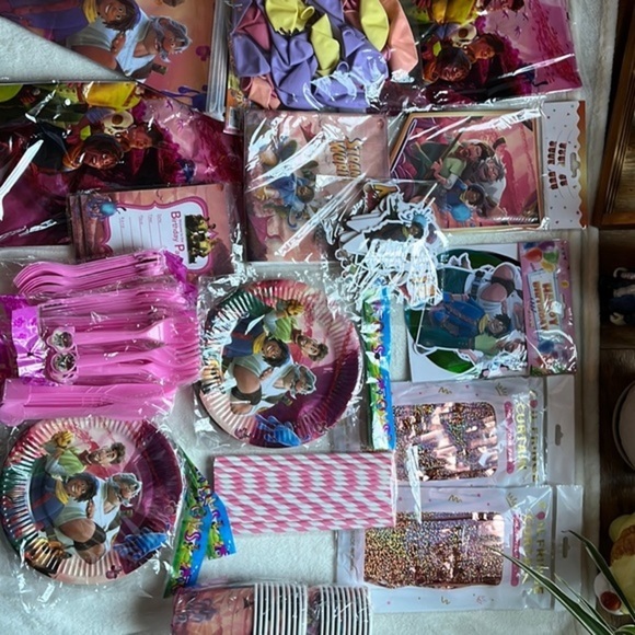 Birthday‎ Party Supplies Set - In a Strange World Theme | Cups, Plates, Decor - Picture 5 of 5